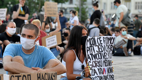 Serbijoje tęsiasi protestai
