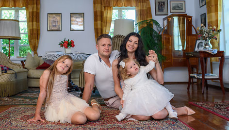 Andrius Rimiškis su žmona Vaida ir dukromis Andrėja bei Lėja