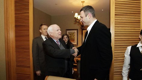 Johnas McCainas su Vitalijum Klyčko