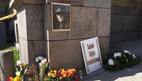 Sudaužytos generolo Vėtros lentos vietoje – gėlės ir portretas