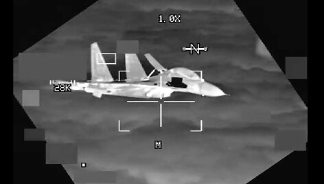 Kinų naikintuvas praskrido per 3 m nuo JAV bombone&scaron;io B-52