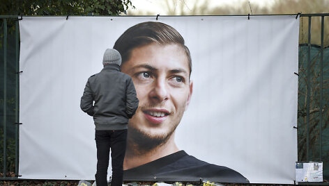 Žmonės Prancūzijos mieste Nante meldžiasi už futbolininką Emiliano Salą.