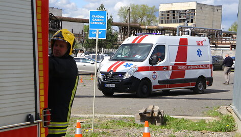 Panevėžyje dega medienos apdirbimo įmonės sandėlis 
