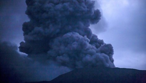 Indonezijos Sumatros saloje išsiveržė ugnikalnis 