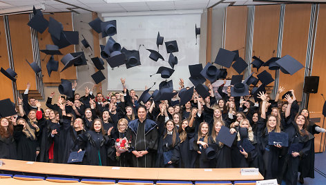 Akimirka iš ISM studijų baigimo ceremonijos