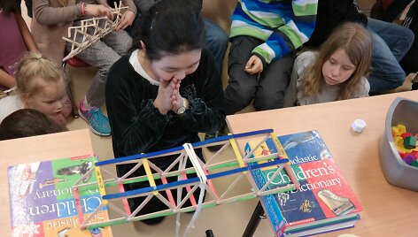 Moksliniai eksperimentai Tarptautinėje  Amerikos mokykloje