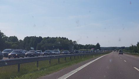 Automobilių spūstys keliuose nuo pajūrio