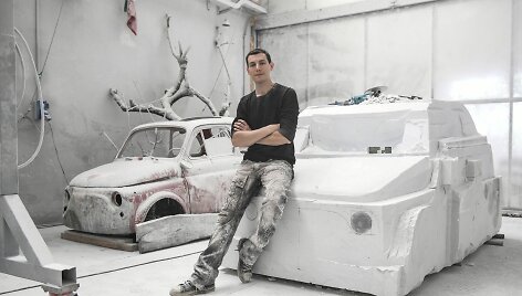 Menininkas Italijoje kuria &bdquo;Fiat 500&ldquo; skulptūrą i&scaron; marmuro