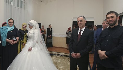 Čečėnijos policijos viršininkas vedė antrą žmoną – septyniolikmetę paauglę.