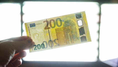 Pristatyti naujosios serijos &bdquo;Europa&ldquo; 100 ir 200 eurų banknotai
