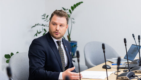 Kastytis Žuromskas ai&scaron;kinasi apie jį į ministrus delegavusios &bdquo;Nemuno au&scaron;ros&ldquo; daromą įtaką jo kuruojamos srities sprendimams, partijos narių galimus pažeidimus statybų ir aplinkosaugos srityse