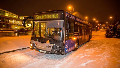 Autobuso avarija &Scaron;e&scaron;kinės kalno papėdėje Vilniuje