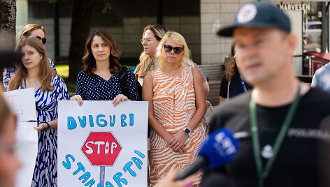 Įspėjamoji protesto akcija, kurioje profesinės sąjungos i&scaron;rei&scaron;kė savo nuomonę apie Teisingumo ministerijos vadovų vykdomą Lietuvos kalėjimų tarnybos direktoriaus Mindaugo Kairio diskreditacijos kampaniją