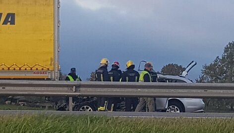 Vilniaus rajone susidūrė vilkikas ir BMW