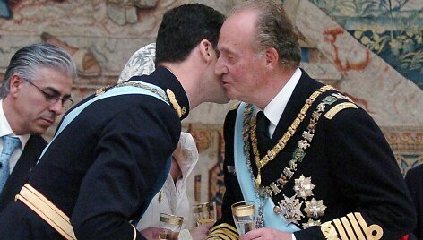 Ispanijos karalius Juanas Carlosas su sūnumi Felipe (2004 m.)