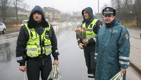 Vilniaus kelių policija sveikino moteris Kovos 8-osios dienos proga