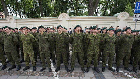 Jaunesniųjų karininkų vadų mokymų pirmojo karininko laipsnio suteikimo ceremonija