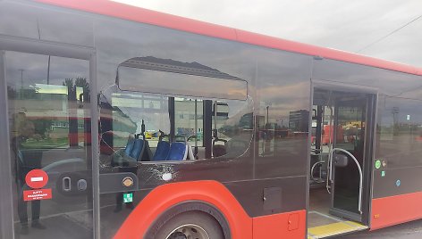 Incidentas Kauno autobuse: agresyvus keleivis kabinėjosi prie paauglio, išspyrė langą
