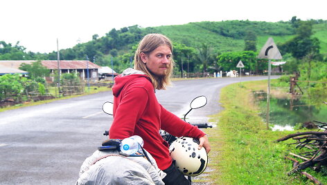 Karolio kelionė motociklu per Laosą