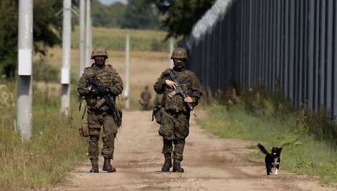 Lenkijos kariai patruliuoja prie Lenkijos-Baltarusijos sienos