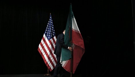 JAV ir Irano vėliavos / CARLOS BARRIA / AFP