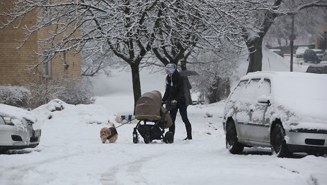 Eismą šalies keliuose sunkina plikledis ir šlapdriba