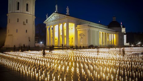 Žvakės Vilniaus Katedros aikštėje – už žuvusius keliuose.