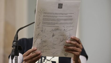 Katalonijos lyderiai pasira&scaron;ė atidėtą nepriklausomybės deklaraciją