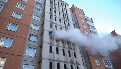 Gaisras laiptinėje Kuncų gatvėje, Klaipėdoje, įsiplieskė nuo laiptinėje pamestos lovos. Kažkas neatsargiai elgamasis uždegė lovą, ugnis bemat išplito. 