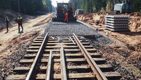 Pakloti pirmieji geležinkelio bėgiai „Rail Baltica“ atkarpoje Marijampolė–Kazlų Rūda