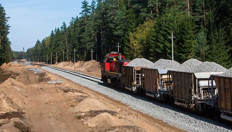 Pakloti pirmieji geležinkelio bėgiai &bdquo;Rail Baltica&ldquo; atkarpoje Marijampolė&ndash;Kazlų Rūda