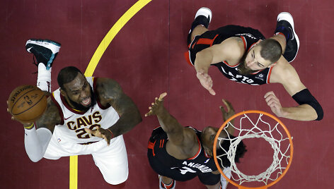 LeBronas Jamesas ir Jonas Valančiūnas