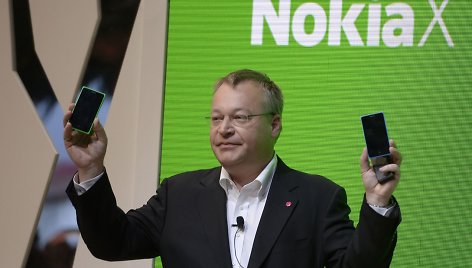 „Nokia" vadovas Stephenas Elopas laiko rankose pirmuosius „Nokia" telefonus, veiksiančius su "Android" operacine sistema