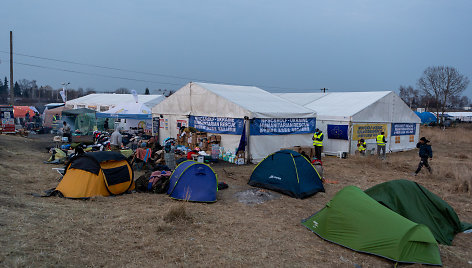 Ukrainos karo pabėgėliai kerta Lenkijos Ukrainos sieną Medykos pasienio punkte