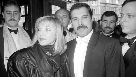 Freddie Mercury ir Mary Austin (1986 m.)