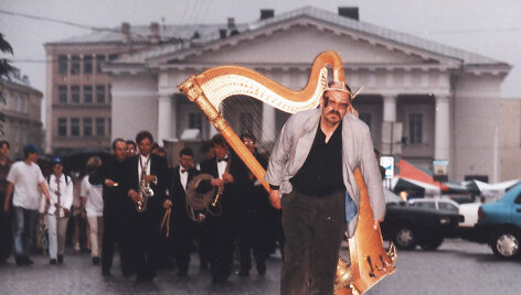 Algirdas Martinaitis 1998 m. akcijoje po &bdquo;Pietos&ldquo; atlikimo
