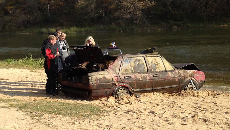 Vilniuje, Žirmūnų paplūdimyje iš Neries ištrauktas automobilis.