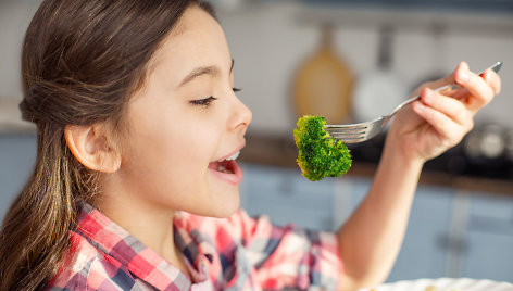 Mergaitė valgo daržoves