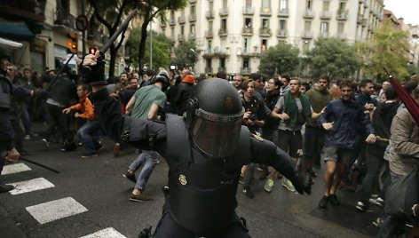 Riaušių policija neleidžia katalonams balsuoti. 