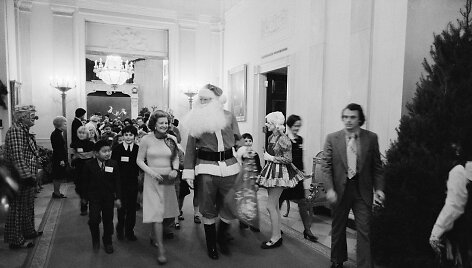 JAV pirmoji ponia Betty Ford su Kalėdų Seneliu ruo&scaron;iasi Baltųjų rūmų kalėdiniam vakarėliui
