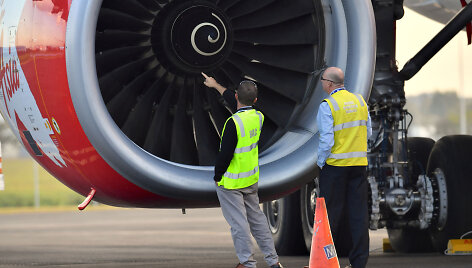 &bdquo;AirAsia&ldquo; lėktuvas susidūrė su pauk&scaron;čiais