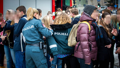 Policininkė Jovita Batėnaitė savo striukę paskolino gaisro metu su&scaron;alusioms mergaitėms.