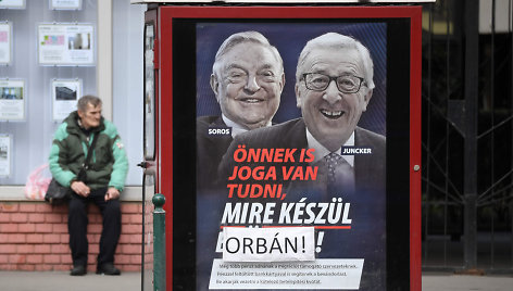 Plakatai su George'o Soroso ir Jeano-Claude'o Junckerio portretais Budapešte