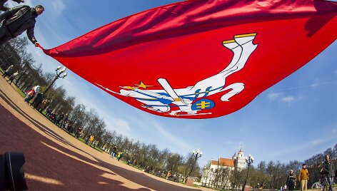 Luki&scaron;kių aik&scaron;tėje &ndash; rekordinio dydžio Vyčio vėliava.