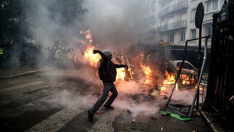 „Geltonųjų liemenių“ protestai prieš E.Macroną peraugo į susirėmimus