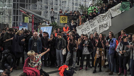 Klimato aktyvistai Paryžiuje pradėjo judėjimo &bdquo;Extinction Rebellion&ldquo; protestus