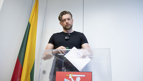 Jurijus Veklenko Lietuvos ambasadoje Izraelyje balsavo prezidento rinkimuose