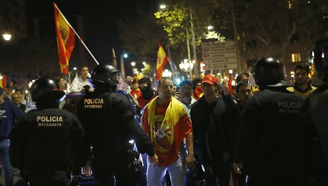 Demonstracijos už ir prieš Katalonijos nepriklausomybę tęsėsi ir naktį.