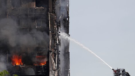 Gaisras payčiais apėmė 27 aukštų daugiabutį vakarų Londone