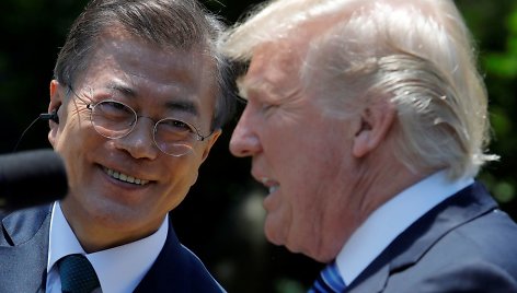 Moon Jae-Inas (kairėje) ir Donaldas Trumpas